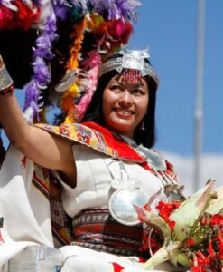 Inti Raymi Mujer Saludando
